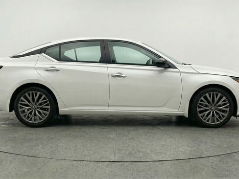 Used 2025 Nissan Altima 2.5 SV FWD image 11