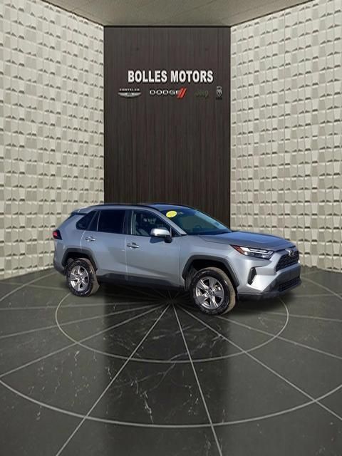 Used 2025 Toyota RAV4 XLE AWD/4WD image 2