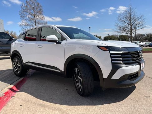 Used 2025 Nissan Kicks SV image 4