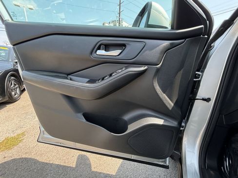 Used 2025 Nissan Rogue SV FWD image 34