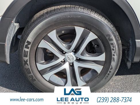 Used 2018 Toyota RAV4 LE FWD image 10