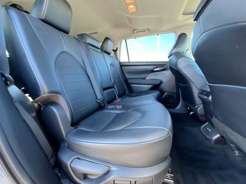 Used 2021 Toyota Highlander XLE image 20