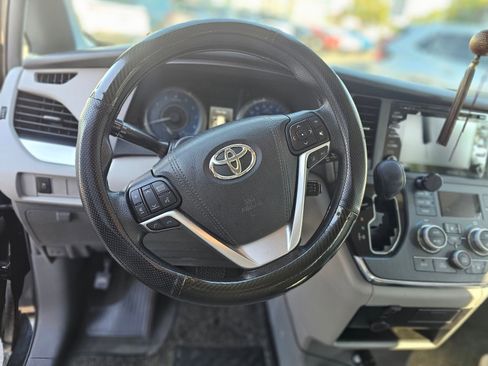 Used 2018 Toyota Sienna LE w/ Carpet Mat Package FWD image 19