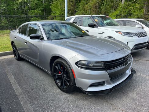 Used 2018 Dodge Charger SXT w/ Blacktop Package image 3