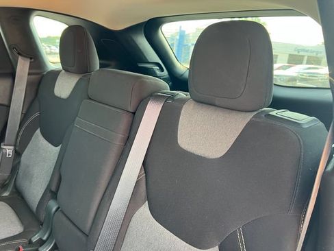 Used 2018 Jeep Cherokee Latitude w/ Altitude Package AWD/4WD image 4