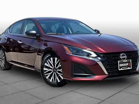 Used 2024 Nissan Altima 2.5 SV FWD image 3
