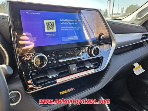 New 2026 Toyota Highlander Platinum image 9