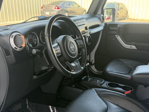 Used 2017 Jeep Wrangler Unlimited Sahara w/ Connectivity Group AWD/4WD image 16