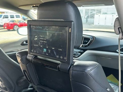 Used 2017 Chrysler Pacifica Touring-L Plus w/ Tire & Wheel Group FWD image 22