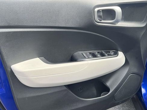 Used 2025 Hyundai Venue SEL image 16