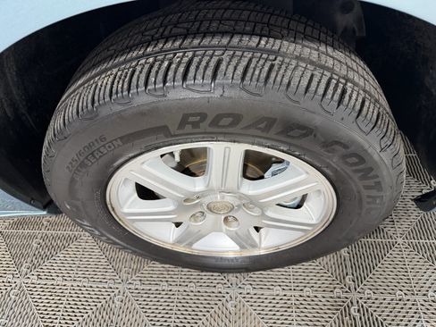 Used 2009 Chrysler Town & Country Touring w/ Flexible Seating Group image 11