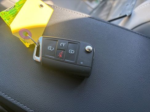 Used 2019 Volkswagen Tiguan SE image 26