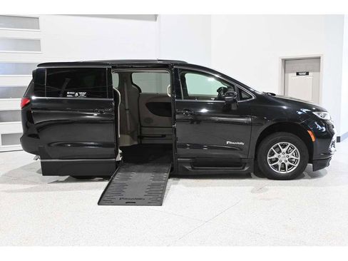Used 2021 Chrysler Pacifica Touring w/ Cold Weather Group FWD image 17