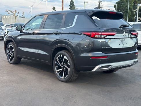 Used 2025 Mitsubishi Outlander SE image 8