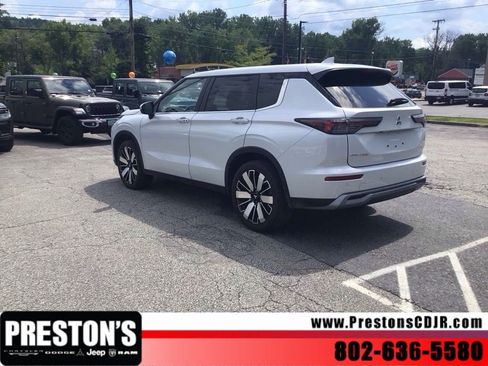 Used 2025 Mitsubishi Outlander AWD image 3