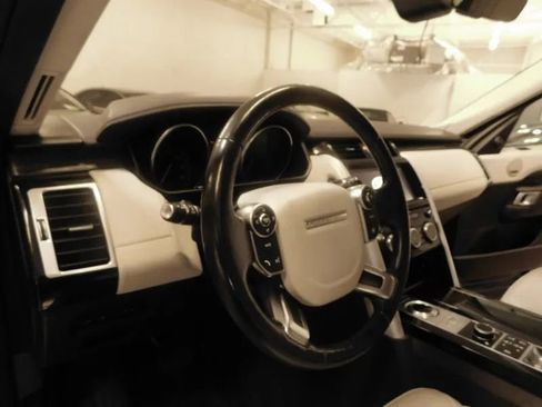 Used 2017 Land Rover Discovery HSE image 31