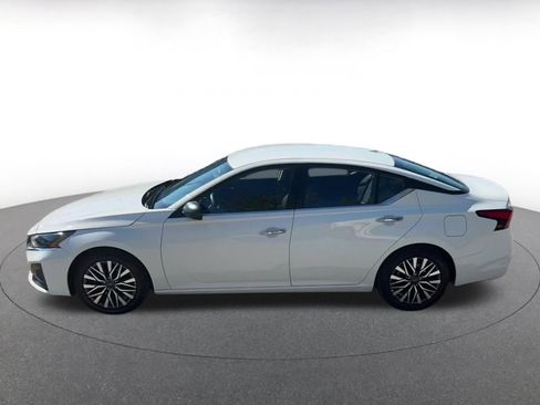 Used 2025 Nissan Altima 2.5 SV FWD image 9