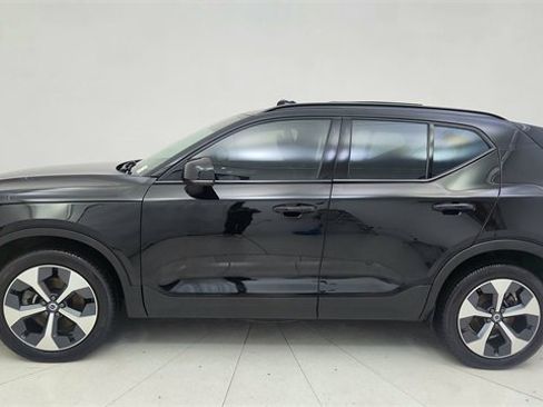 Used 2024 Volvo XC40 B5 Plus image 10
