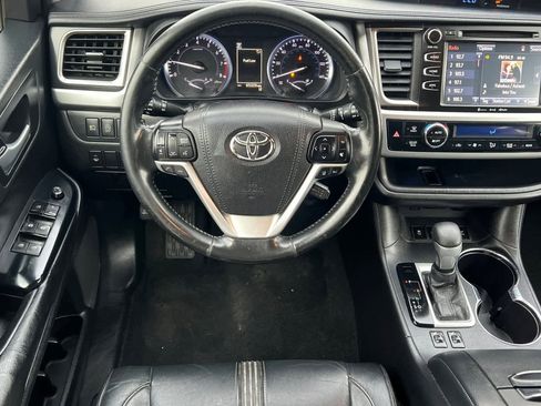 Used 2017 Toyota Highlander SE image 16