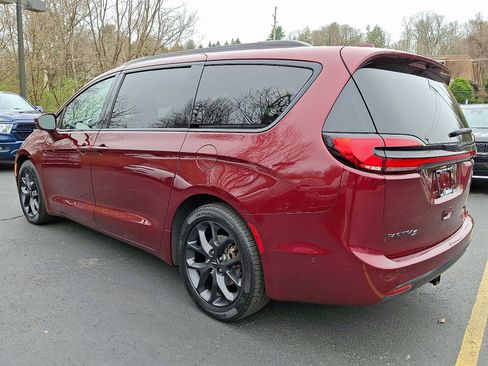 Certified 2022 Chrysler Pacifica Limited w/ S Appearance Package FWD image 4