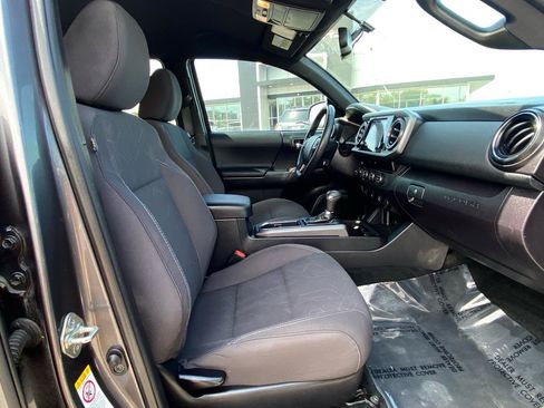 Used 2017 Toyota Tacoma TRD Sport w/ Tow Package (A/T) AWD/4WD image 19
