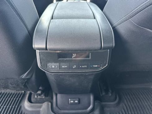 Used 2022 Toyota Highlander LE AWD/4WD image 14