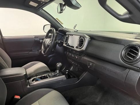 Used 2021 Toyota Tacoma TRD Off-Road w/ Technology Package AWD/4WD image 11