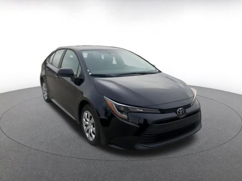 Used 2025 Toyota Corolla LE image 3