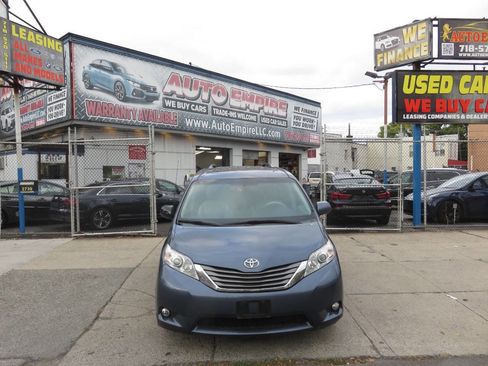 Used 2014 Toyota Sienna XLE image 6