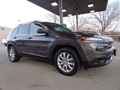 Used 2017 Jeep Cherokee Limited image 3
