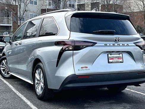 Used 2025 Toyota Sienna XLE w/ XLE Plus Package image 11