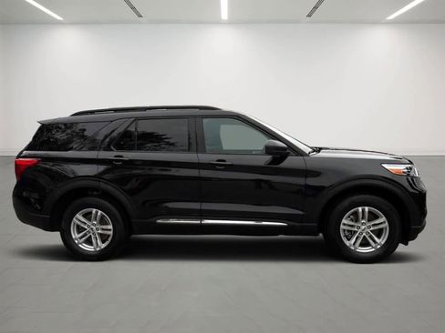 Used 2023 Ford Explorer XLT image 5