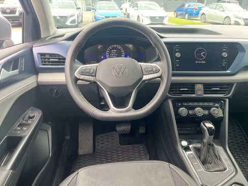 Used 2024 Volkswagen Taos SE FWD image 16