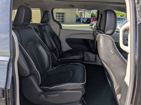 Used 2023 Chrysler Pacifica Limited FWD image 34