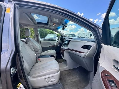 Used 2014 Toyota Sienna XLE FWD image 13