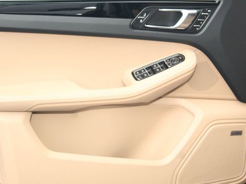 Certified 2025 Porsche Macan image 23