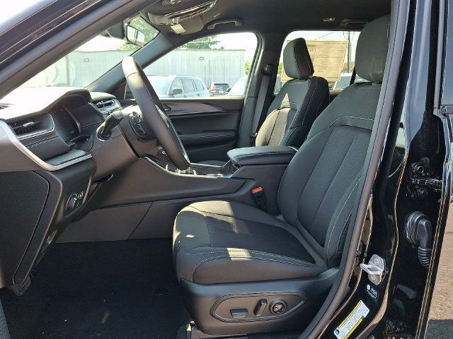 New 2026 Jeep Grand Cherokee Laredo w/ MOPAR Finishing Package AWD/4WD image 10