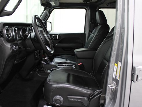 Used 2020 Jeep Gladiator Overland image 3