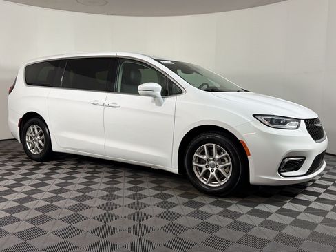 Used 2024 Chrysler Pacifica Touring-L FWD image 6