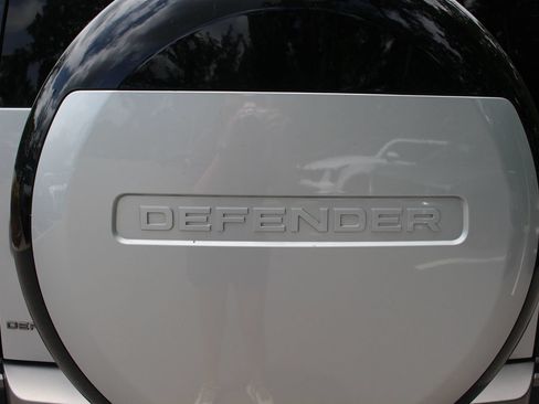 Used 2023 Land Rover Defender 130 X-Dynamic SE AWD/4WD image 13