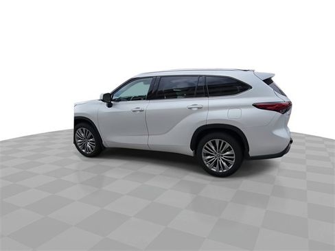 Used 2022 Toyota Highlander Platinum image 6