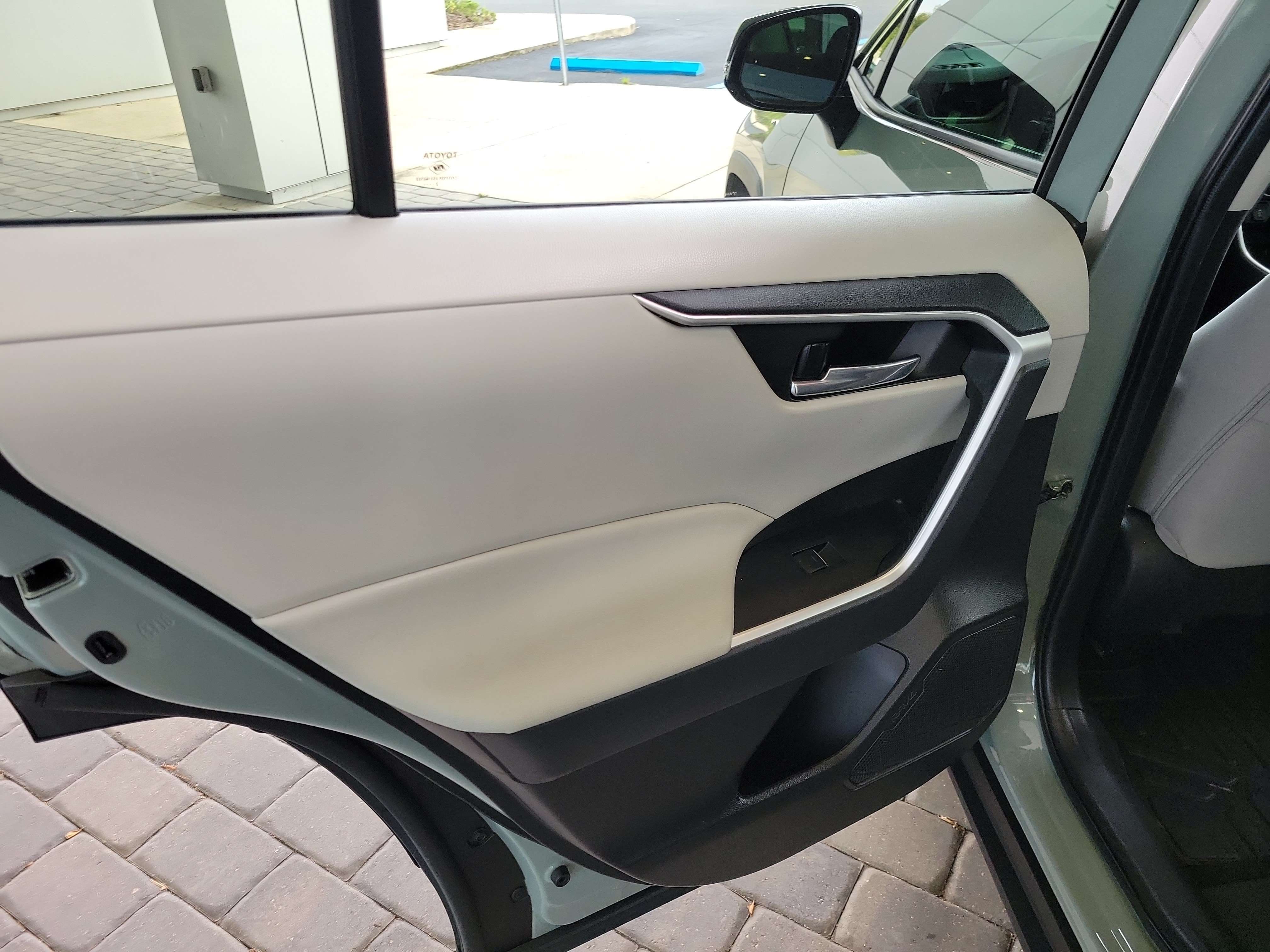 Used 2022 Toyota RAV4 XLE w/ Convenience Package FWD image 28