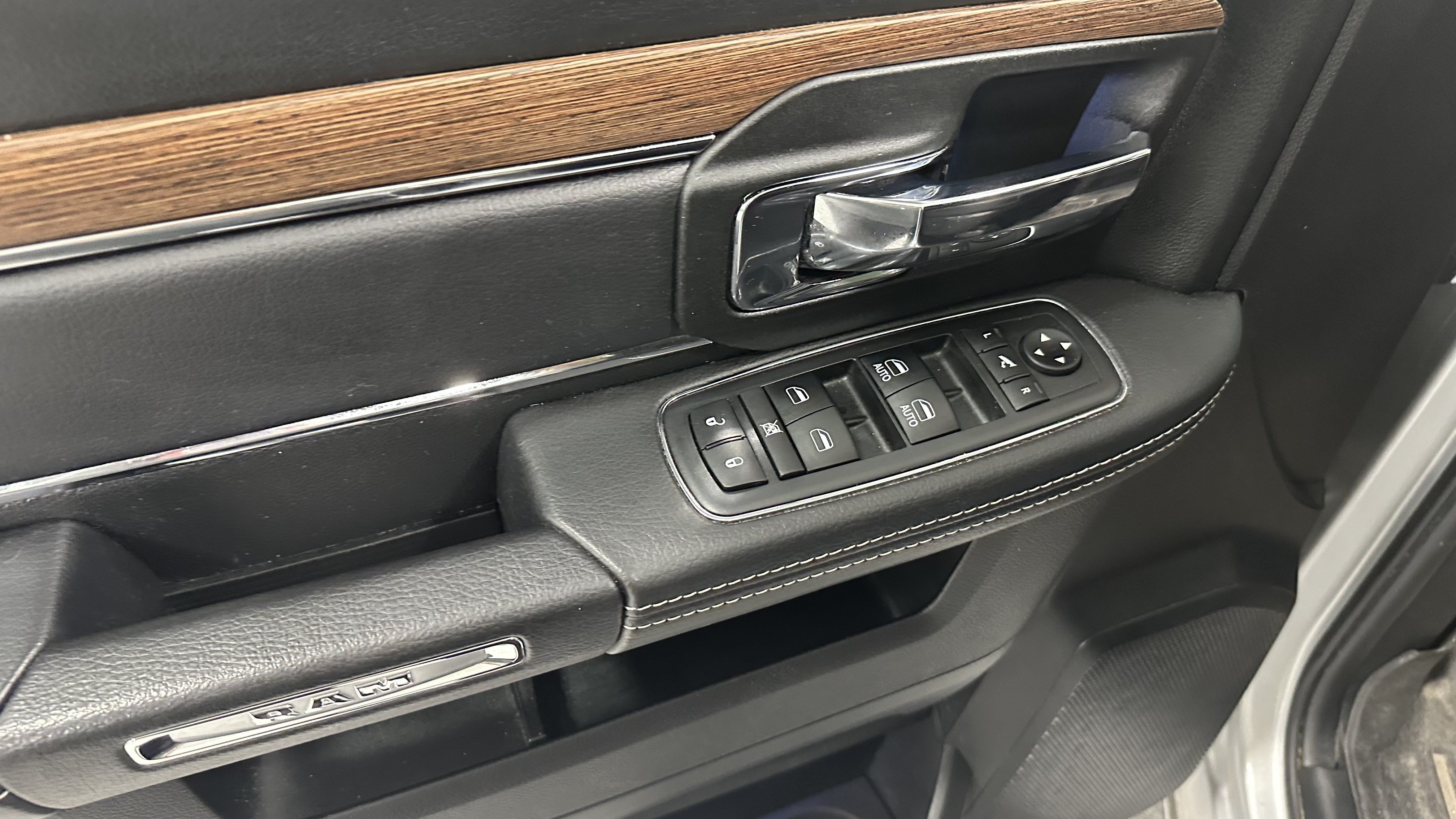 Used 2018 RAM 1500 Laramie w/ Convenience Group AWD/4WD image 17