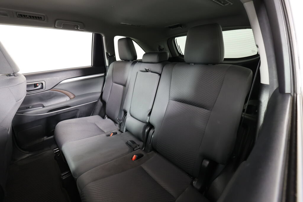 Used 2017 Toyota Highlander LE AWD/4WD image 15