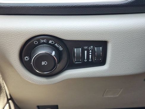Used 2019 Chrysler Pacifica Touring-L w/ Advanced Safetytec Group FWD image 26