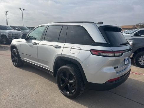 Used 2024 Jeep Grand Cherokee Altitude image 12