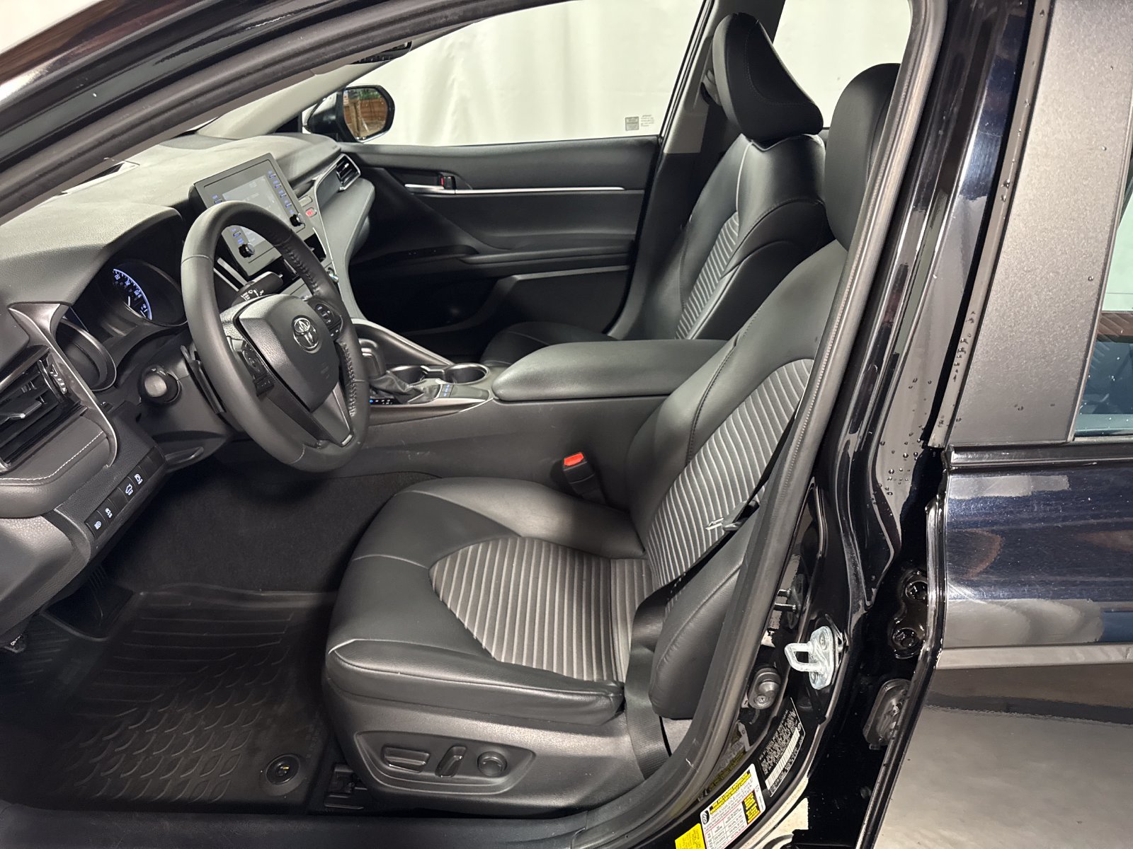 Used 2024 Toyota Camry SE w/ Convenience Package FWD image 3
