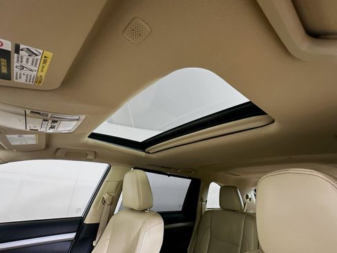 Used 2019 Toyota Highlander XLE image 24