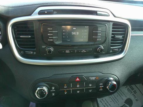 Used 2017 Kia Sorento LX image 10