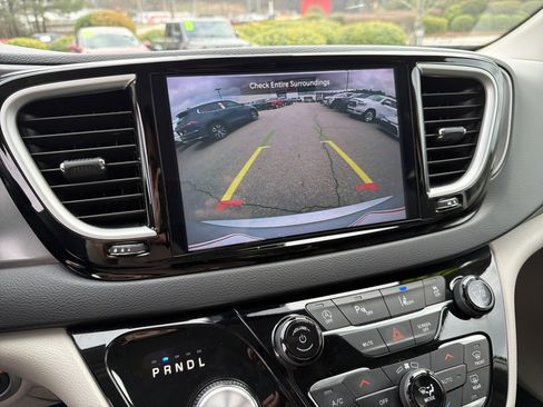 Used 2024 Chrysler Pacifica Touring-L image 7